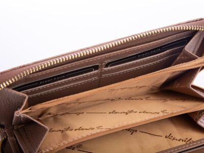 Kremowy lakierowany portfel damski kopertowy Jennifer Jones - obrazek 5