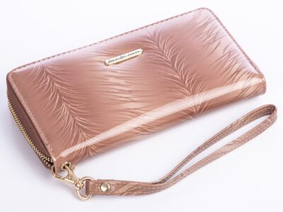 Kremowy lakierowany portfel damski kopertowy Jennifer Jones - obrazek 6