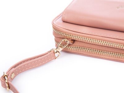 Portfel damski z kieszenią na telefon i paskiem na ramię jasny różowy Jennifer Jones - obrazek 4