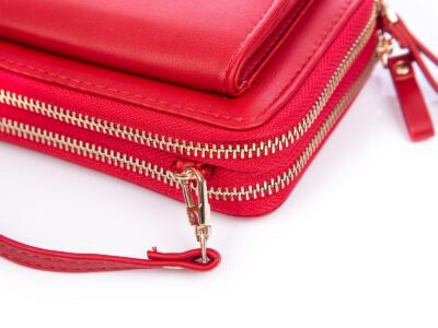 Portfel damski z kieszenią na telefon i paskiem na ramię czerwony Jennifer Jones - obrazek 4
