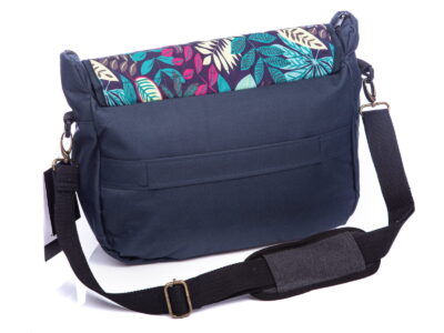 Granatowa torba damska na ramię z klapką z motywem dżungli - obrazek 2