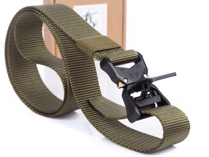 Zielony pas wojskowy z klamrą z dźwignią która zapobiega zmianom długości w trakcie noszenia