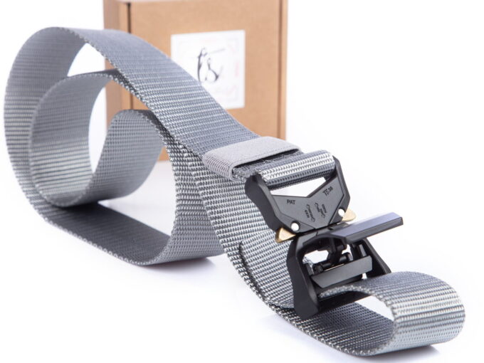 Szary pas parciany do spodni z klamrą z dźwignią zapobiegajacą zmianom rozmiaru paska podczas noszenia