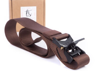 Brązowy pas wojskowy z dźwignią w klamrze która trzyma pas przed zmianą długości