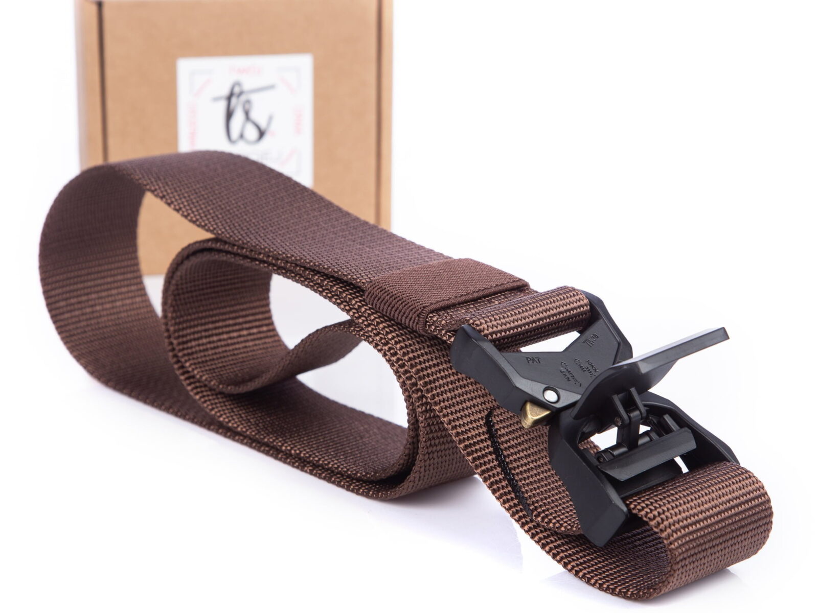 Brązowy pas wojskowy z dźwignią w klamrze która trzyma pas przed zmianą długości