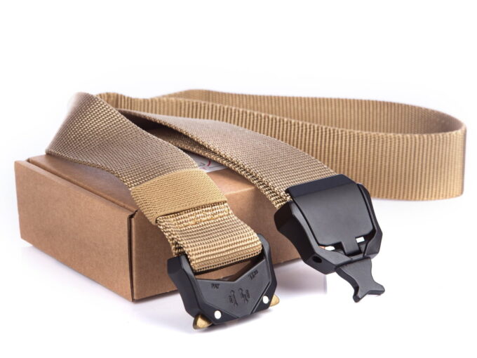 Beżowy pasek męski wojskowy z klamrą zatrzaskową dwuelementową