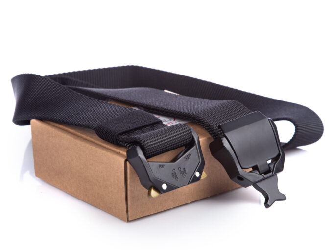 Pas wojskowy z metalową klamrą zatrzaskową