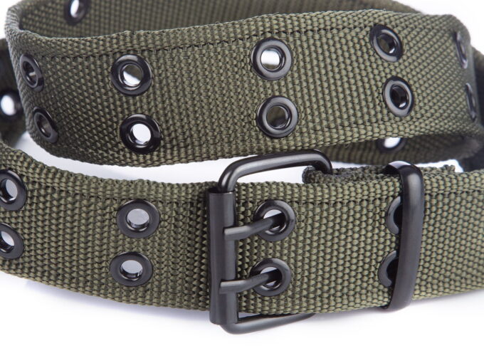 Ciemnozielony parciany pas męski dwurzędowy z czarną klamrą