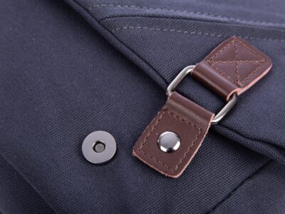 Średnia płócienna granatowa torba na ramię z klapą SERGEJ - obrazek 5