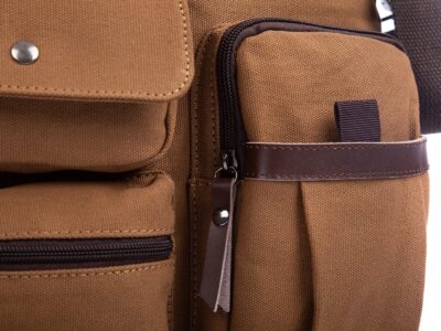 Pojemna pionowa torba w stylu vintage na laptopa brązowa SERGEJ - obrazek 6