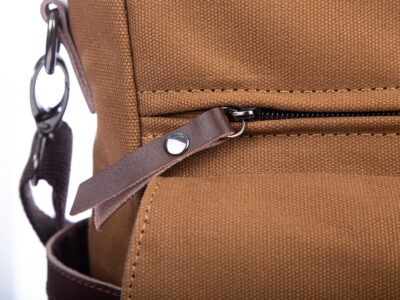 Pojemna pionowa torba w stylu vintage na laptopa brązowa SERGEJ - obrazek 8