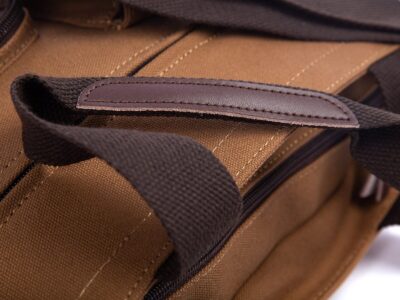 Pojemna pionowa torba w stylu vintage na laptopa brązowa SERGEJ - obrazek 10