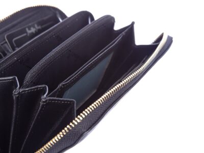 Gładki kopertowy portfel damski czarny Jennifer Jones - obrazek 4