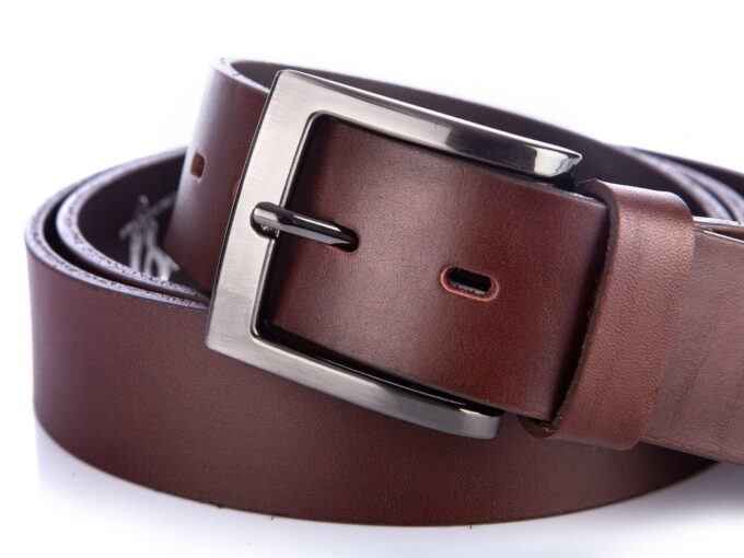 Klasyczna, metalowa klamra, błyszcząca i solidna