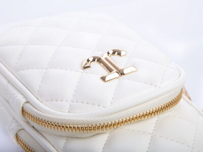 Mini torebka damska pionowa pikowana biała Jennifer Jones - obrazek 7