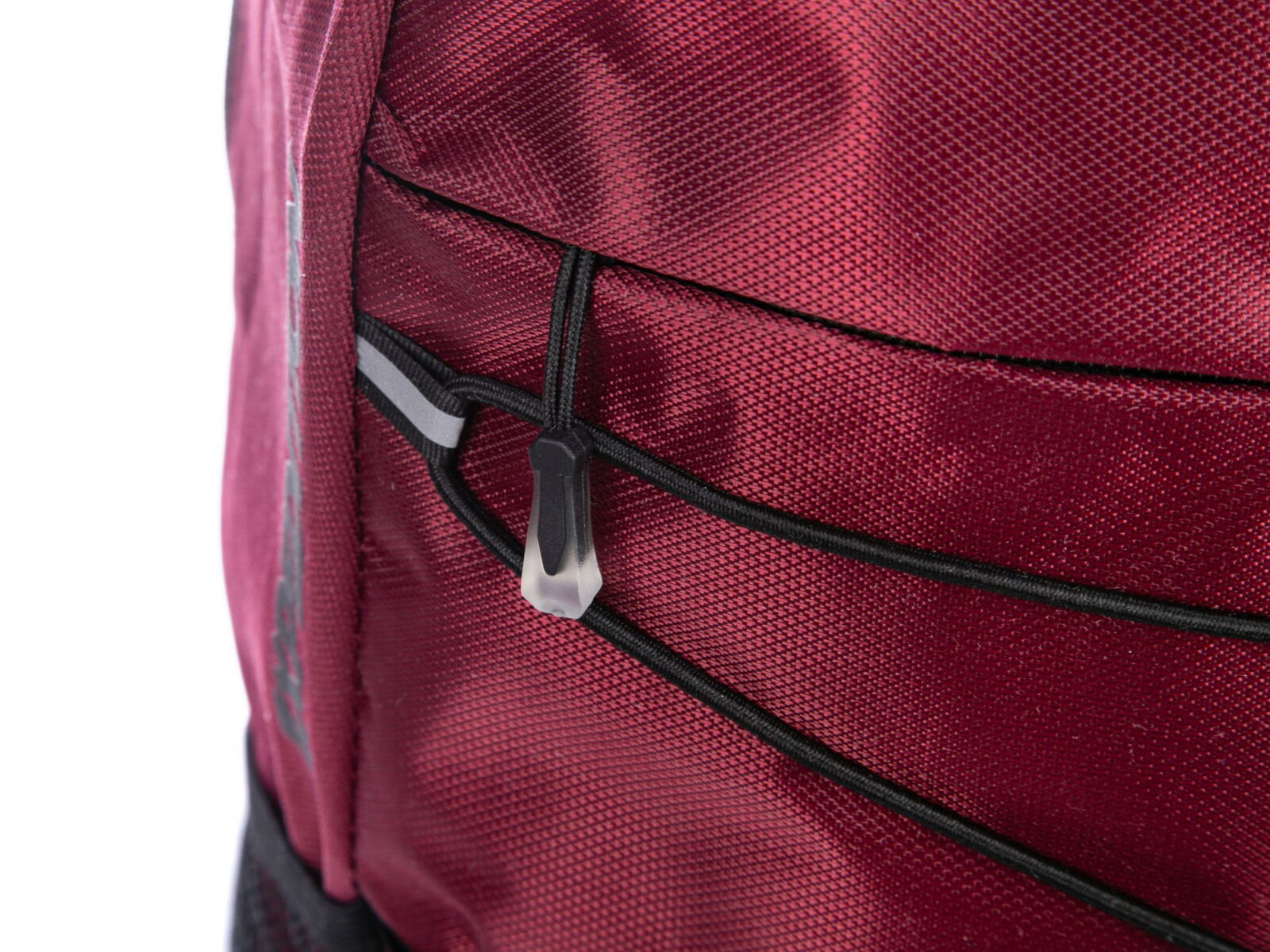 Zbliżenie bordowego plecaka trekkingowego z elastyczną kieszenią i detalem mocowania