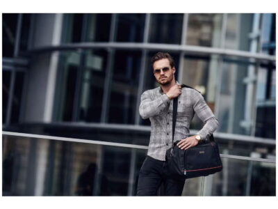 Mała torba podróżna podręczna czarna z czerownymi wstawkami ZAGATTO 40x25x20 cm - obrazek 4