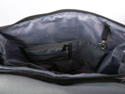 Fiołkowo fioletowy plecak miejski z klapką i miejscem na laptopa - obrazek 8