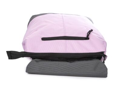 Fiołkowo fioletowy plecak miejski z klapką i miejscem na laptopa - obrazek 6