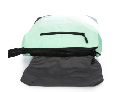 Jasnozielony pastelowy plecak miejski z klapką mieszczący A4 - obrazek 7