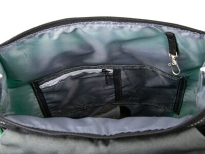 Jasnozielony pastelowy plecak miejski z klapką mieszczący A4 - obrazek 9