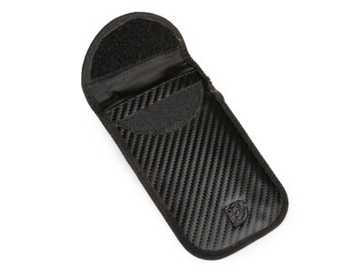 Etui na karty czarne pionowe z wzorem imitującym carbon - obrazek 3