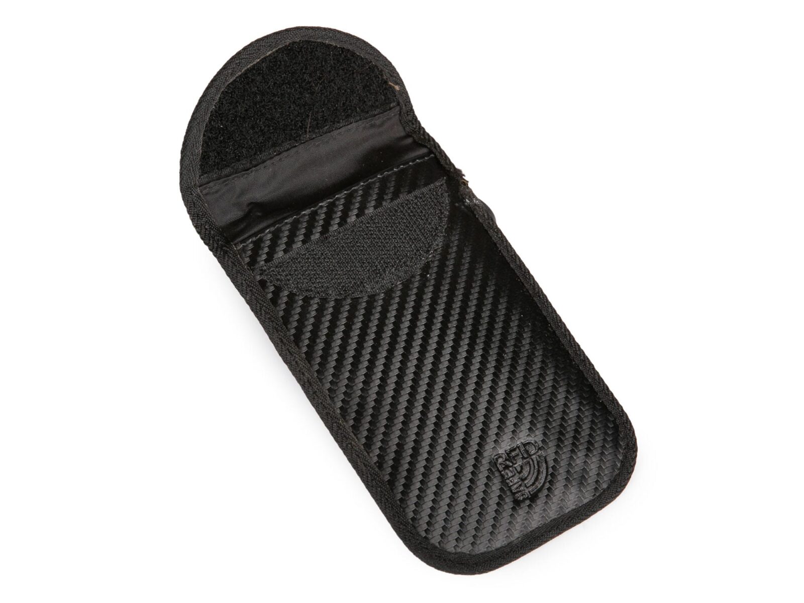 Czarne pionowe etui na karty z wzorem carbon, widok otwarty