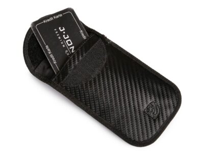 Etui na karty czarne pionowe z wzorem imitującym carbon - obrazek 4