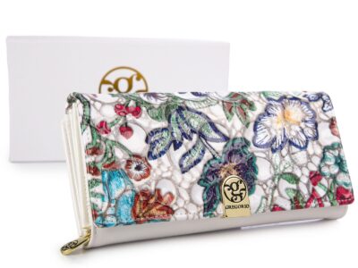 Duży, poziomy portfel damski biały z kolorowymi wzorkami w kwiaty.