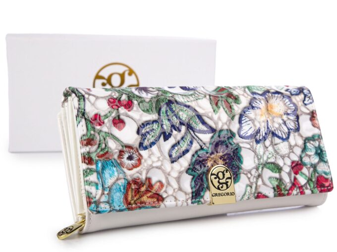 Duży, poziomy portfel damski biały z kolorowymi wzorkami w kwiaty.