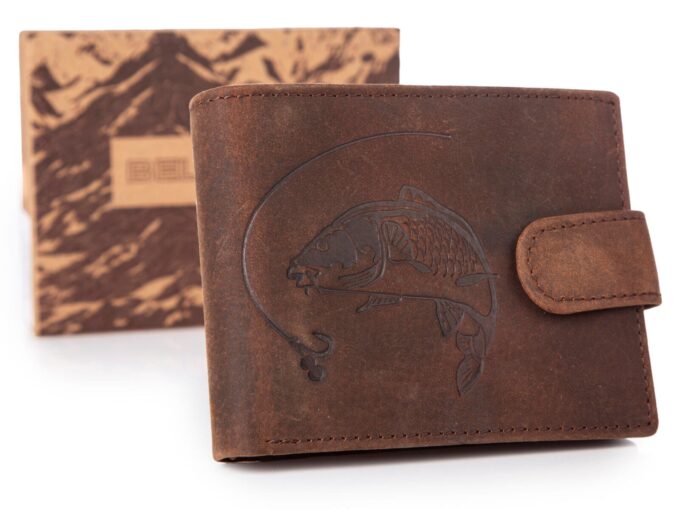 1b22302bf2aa8efef989fbcde8632536.jpg Skórzany portfel męski dla wędkarza z rybą