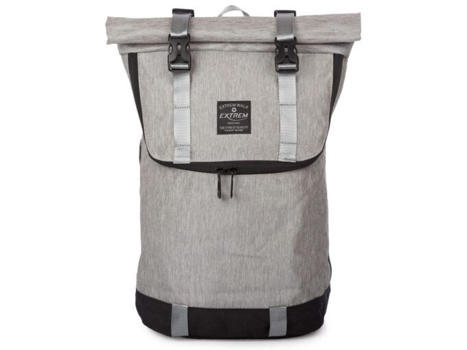 Szary plecak na wycieczkę ze zwijanym kołnierzem.