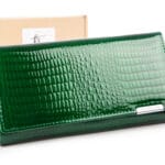 Zielony portfel damski lakierowany croco z kieszenią na monety na zamek wewnątrz