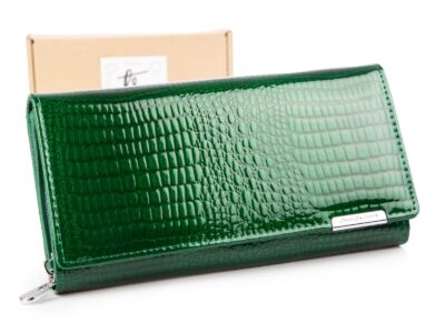 Zielony portfel damski lakierowany croco z kieszenią na monety na zamek wewnątrz