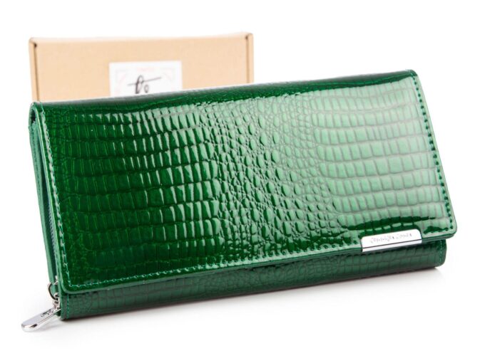 Zielony portfel damski lakierowany croco z kieszenią na monety na zamek wewnątrz
