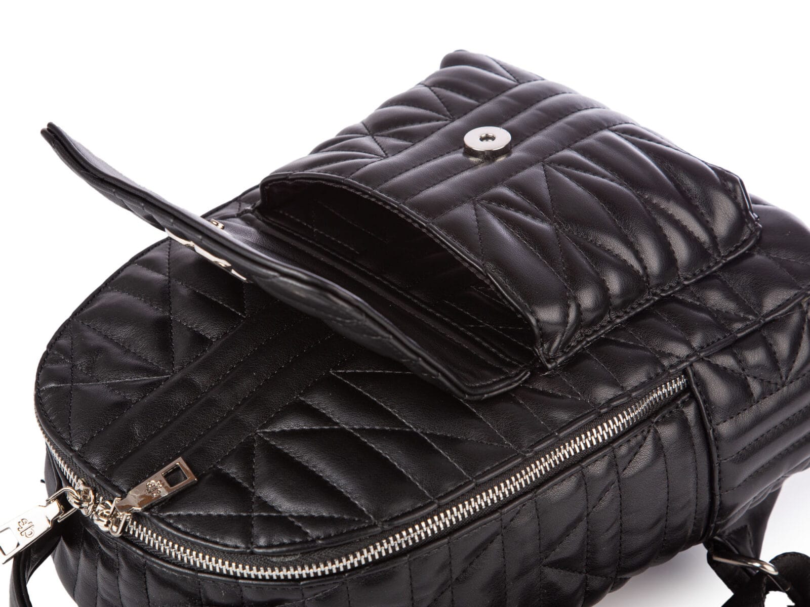 Czarny pikowany plecak damski z otwartą klapą i widocznym zamkiem błyskawicznym