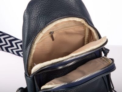 Damski plecak miejski na jedno ramię granatowy z saszetką - obrazek 8