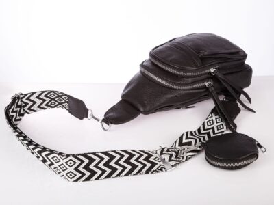 Czarny plecak damski na jadno ramię 2-komorowy z saszetką - obrazek 7