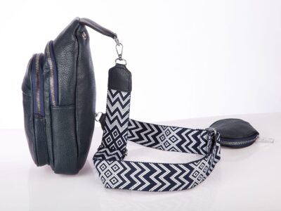 Damski plecak miejski na jedno ramię granatowy z saszetką - obrazek 2