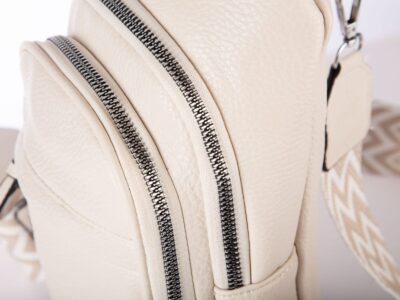 Jasnobeżowy plecak damski na jedno ramię miejski elegancki - obrazek 7