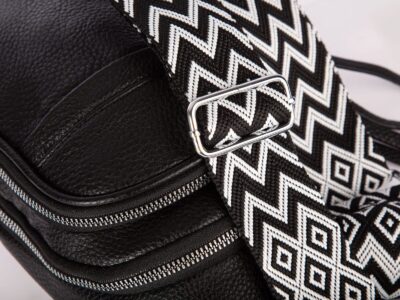 Czarny plecak damski na jadno ramię 2-komorowy z saszetką - obrazek 8