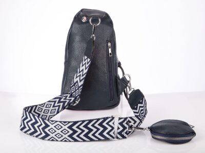 Damski plecak miejski na jedno ramię granatowy z saszetką - obrazek 3