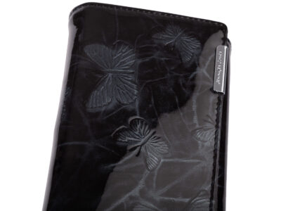 Duży poziomy portfel damski lakierowany z wzorem w tłoczone motylki czarny - obrazek 7