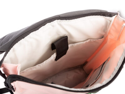 Plecak miejski lekki z kieszenią na laptopa J Jones w pastelowym różu z klapką - obrazek 6