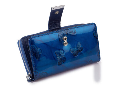 Duży portfel damski Jennifer Jones w kolorze niebieskim z motywem motylków lakierowany RFID - obrazek 3