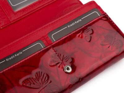 Duży poziomy portfel damski lakierowany z wzorem w tłoczone motylki czerwony - obrazek 4