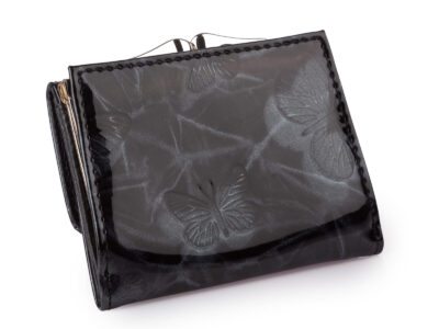 Mała portmonetka damska zapinana na bigiel lakierowana czarna w motylki - obrazek 2