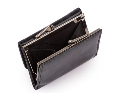 Mała portmonetka damska zapinana na bigiel lakierowana czarna w motylki - obrazek 3