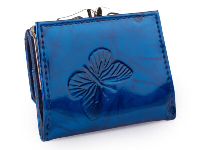Mała portmonetka damska zapinana na bigiel lakierowana niebieska w motylki - obrazek 2