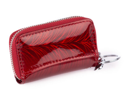 Etui na klucze damskie czerwone lakierowane z wzorem w piórka Jennifer Jones - obrazek 3